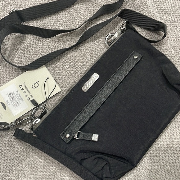Baggallini- multiple option black bag. Cross body, over shoulder or wristlet. - Picture 3 of 10